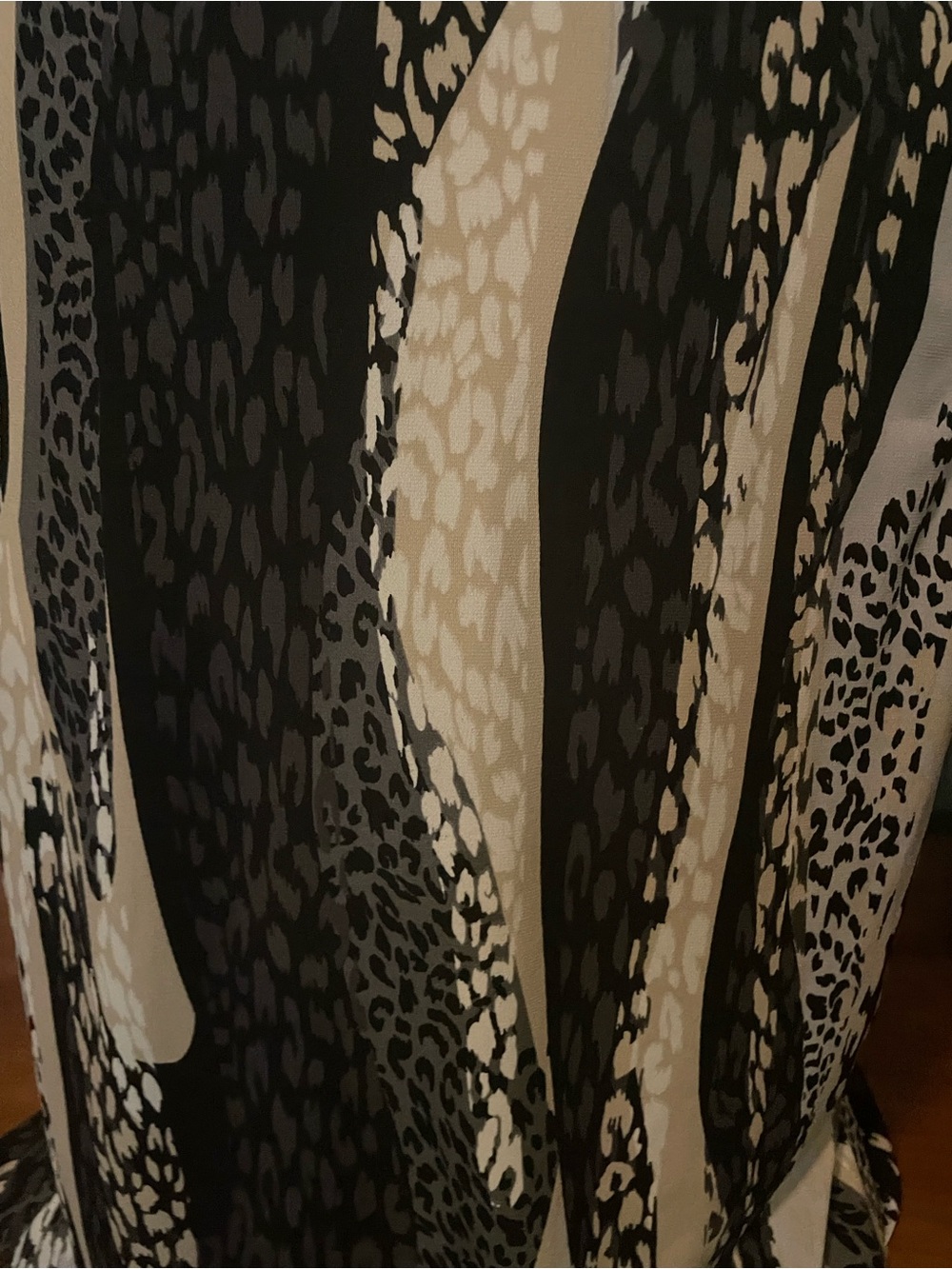 Dana Buchman Black & Cream Sleeveless V-Neck animal Printed Top - Picture 5 of 6